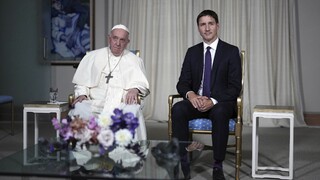 Len ospravedlnenie od pápeža nestačí, tvrdí Trudeau. Deti podľa neho prišli o svoju identitu