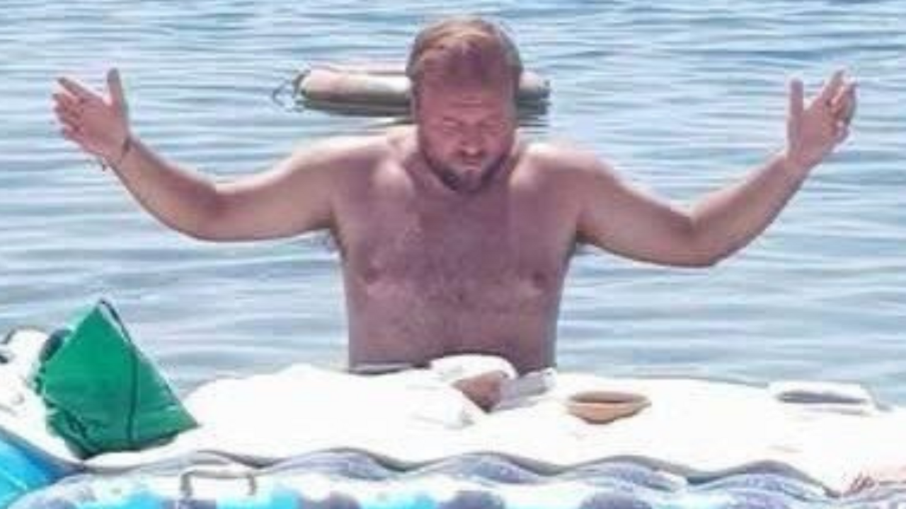 Namiesto oltára nafukovačka. Taliansky kňaz odslúžil omšu priamo v mori