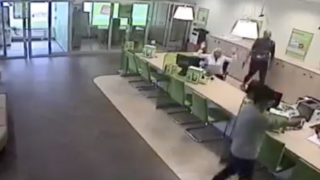 Polícia žiada verejnosť o pomoc. Hľadá lúpežníkov z banky v Ružinove, zverejnila video prepadnutia