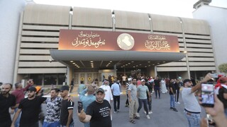 Demonštranti znovu zaútočili na parlament v Bagdade. Chcú zabrániť vzniku vlády