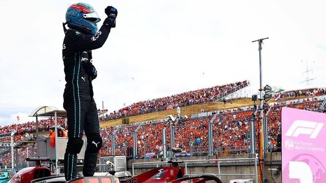 Russell vyhral svoju vôbec prvú kvalifikáciu na VC. Tím Red Bullu nebol úspešný