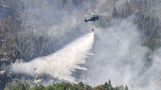 V Českom Švajčiarsku naďalej horí, zranilo sa niekoľko hasičov
