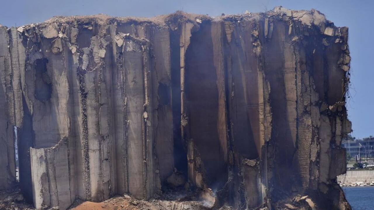 Časť obrovského sila v bejrútskom prístave, ktorú poškodil výbuch v roku 2020, sa zrútila