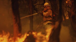 Kalifornskí hasiči bojujú s najväčším tohtoročným požiarom. Domovy museli opustiť tisíce ľudí