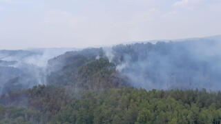 Zásah v Českom Švajčiarsku pokračuje. Na mieste je už vyše 900 hasičov