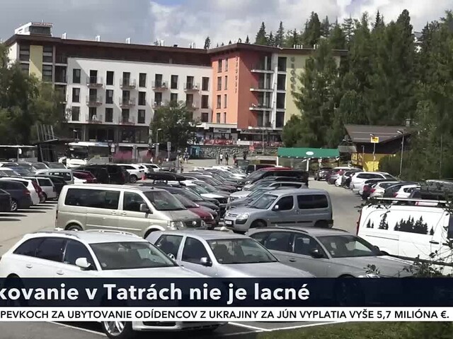 Parkovanie v Tatrách nie je lacné. Predstavitelia samosprávy chcú, aby turisti nechávali autá doma