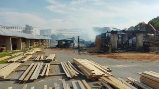 Hasiči zasahujú pri požiari firmy na spracovanie dreva, vznikla predbežná škoda nad 200-tisíc eur