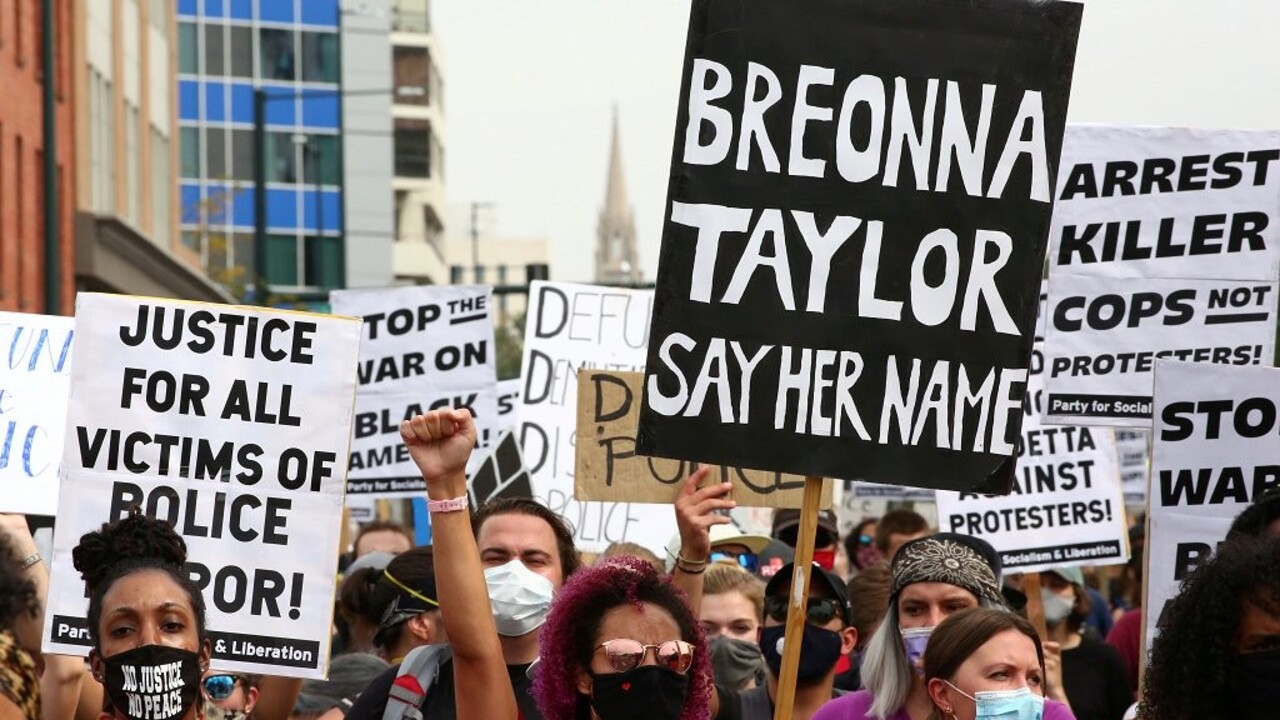 V prípade zastrelenia mladej Afroameričanky Breonny Taylorovej obvinili štyroch policajtov