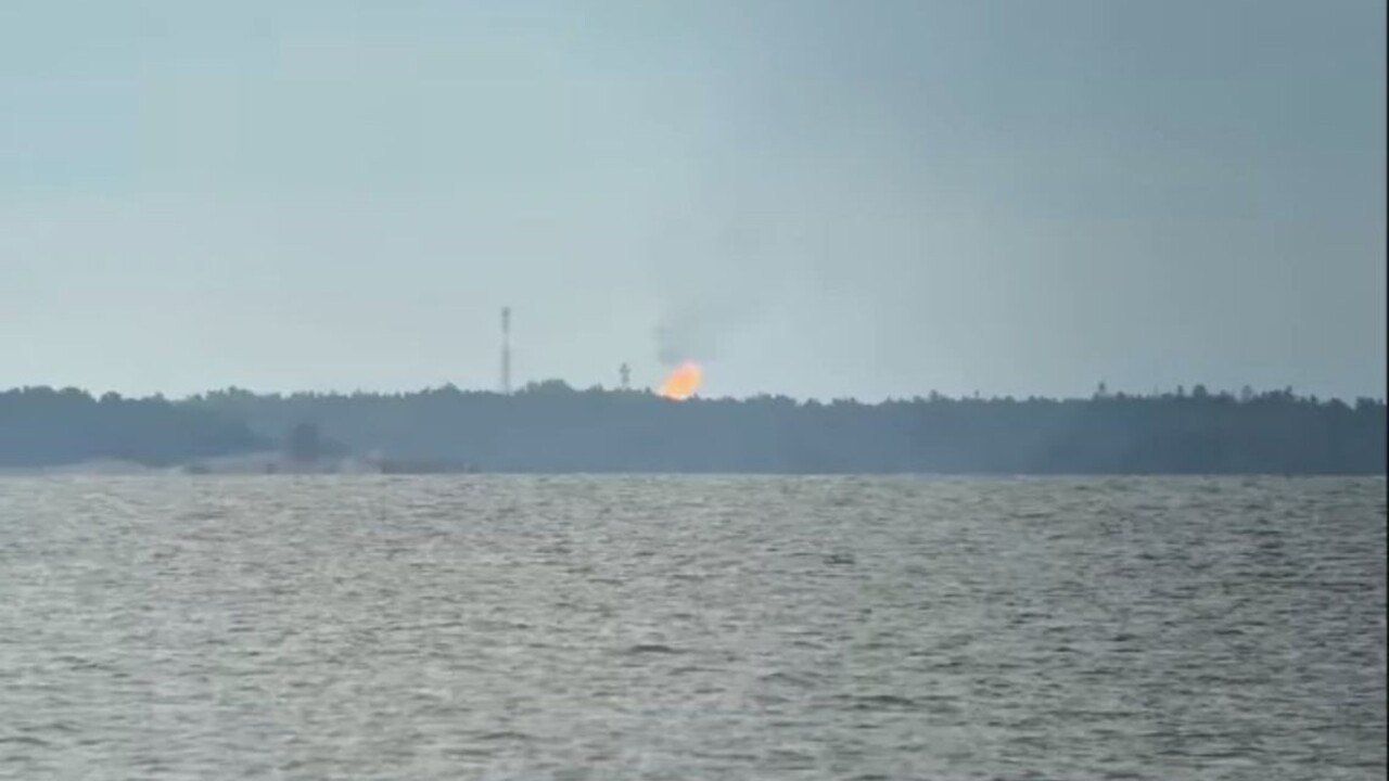 Rusko už niekoľko týždňov spaľuje plyn v kompresorovej stanici, plamene sú vidieť až vo Fínsku