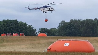 Naši vojaci zhodili pri hasení požiaru v Česku takmer dva milióny litrov vody