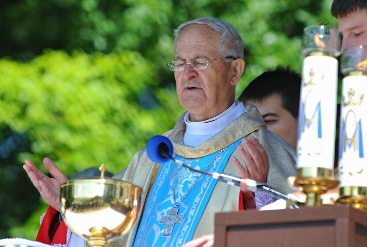 Kardinál Jozef Tomko slúži slávnostnú odpustovú bohoslužbu počas posledného dňa Mariánskej púte v Levoči