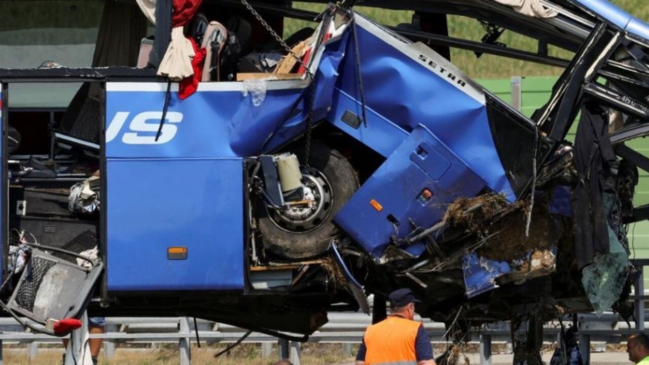 Dvaja pasažieri poľského autobusu, ktorý havaroval v Chorvátsku, sú v kritickom stave