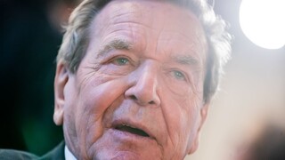 Nemeckého exkancelára Schrödera nevylúčia z SPD, napriek jeho väzbám na Putina
