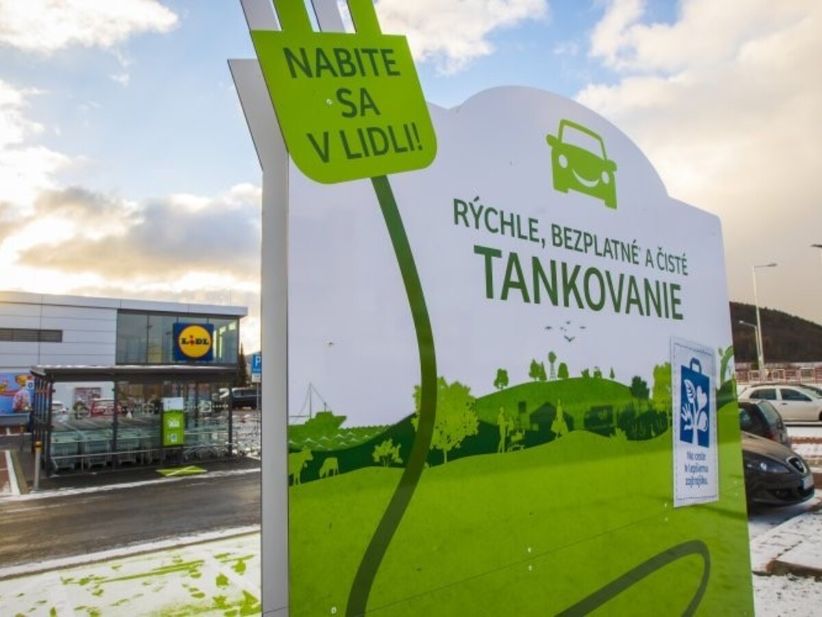 Lidl prestane poskytovať zákazníkom bezplatné nabíjanie elektromobilov