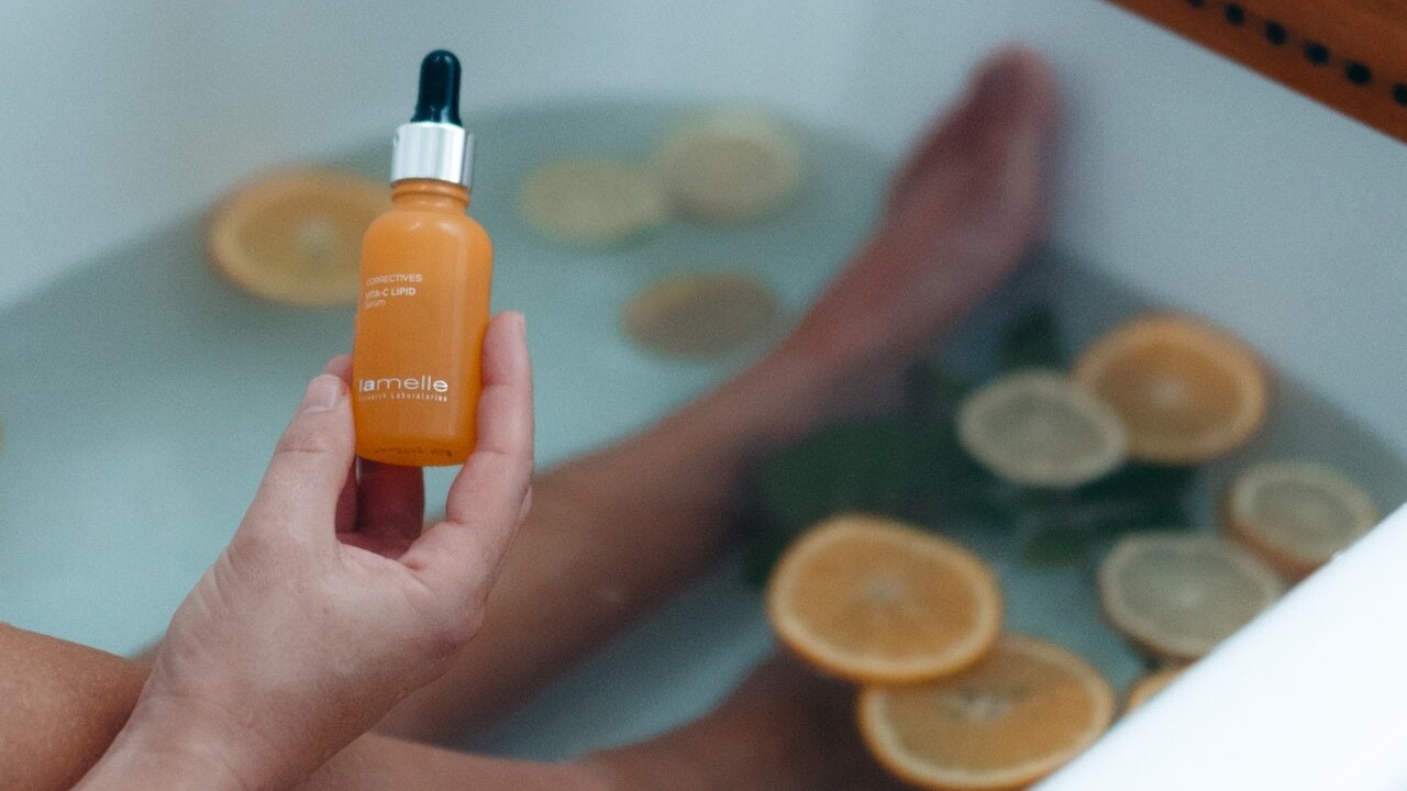 Vitamín C pre pleť: Nebojte sa ho ani v lete, správne používanie chráni pred slnkom