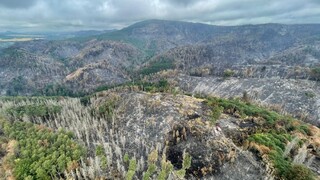 V Českom Švajčiarsku zostáva uhasiť menej ako desatina rozlohy požiaru