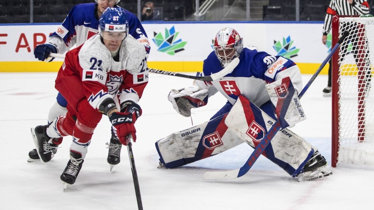 Napínavý zápas slovenských hokejistov na MS do 20 rokov proti Česku sa skončil sklamaním