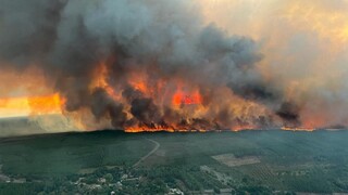 Hasiči bojujú s požiarom neďaleko francúzskeho Bordeaux. Plamene pohltili tisíce hektárov lesov
