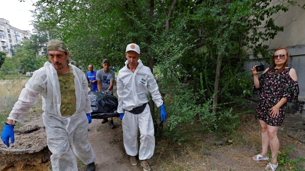 Chcú pre nich dôstojný odpočinok. V ukrajinskom meste začali s exhumáciou narýchlo pochovaných tiel
