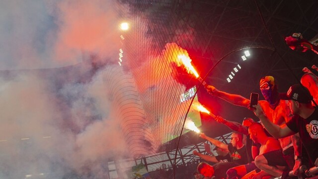 Vypátrali Slováka, ktorý ohrozil divákov zápasu Ferencváros-Slovan. Má iba 19 rokov