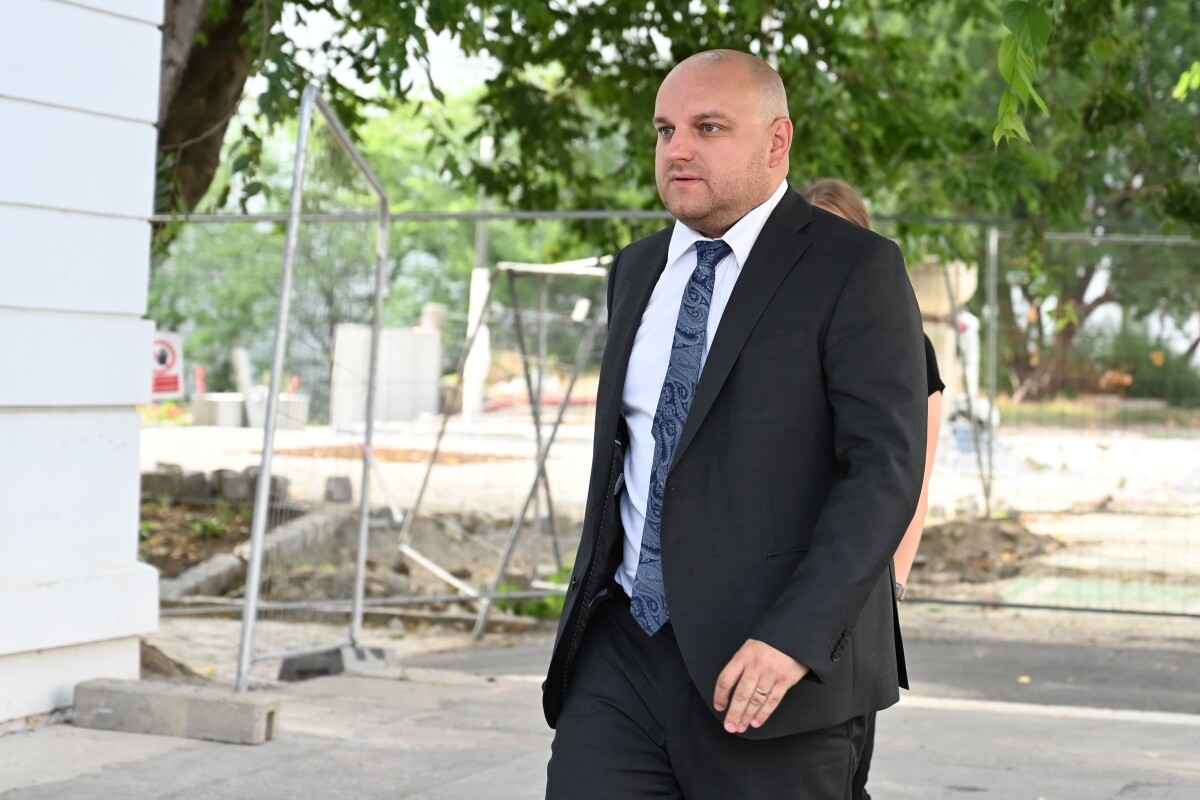 Prokurátor Ondrej Repa prichádza na Okresný súd v Trnave.