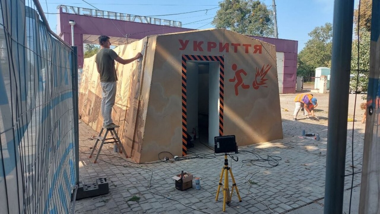 V Charkove postavili prvú zástavku verejnej dopravy aj s krytom, má odolať ruskému ostreľovaniu
