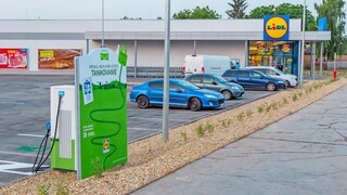 Lidl zverejnil nové podmienky nabíjania elektromobilov. Akú sumu si reťazec účtuje?