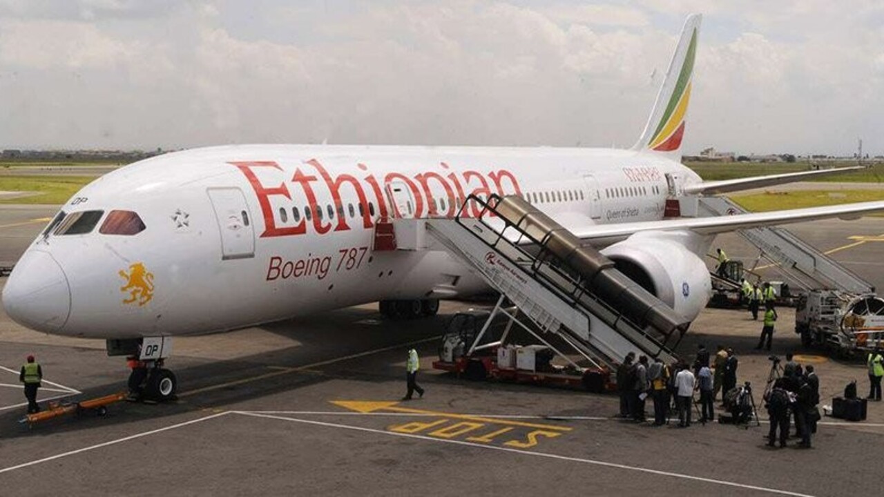 Piloti lietadla zaspali v kokpite a minuli pristávaciu dráhu. Prípad vyšetrujú