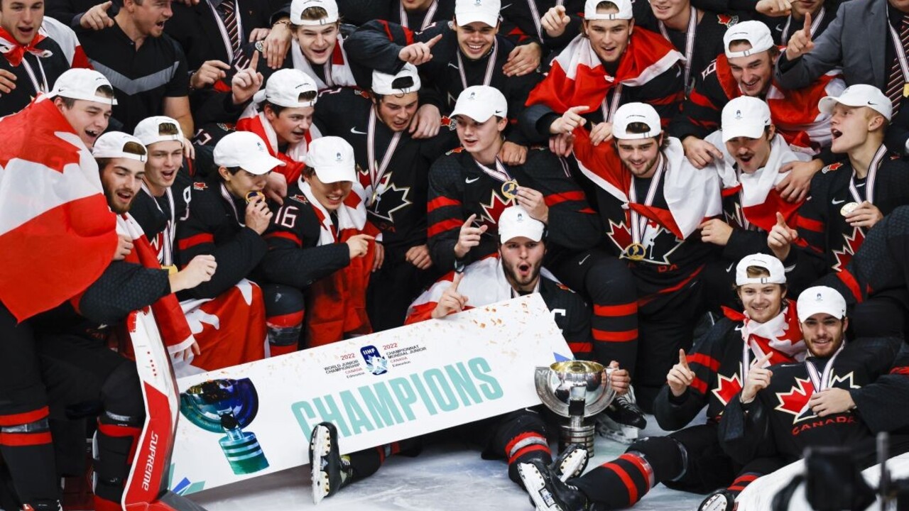 Juniorský šampionát ovládol domáci tím. Hokejisti Kanady zdolali Fínov po predĺžení, získali titul