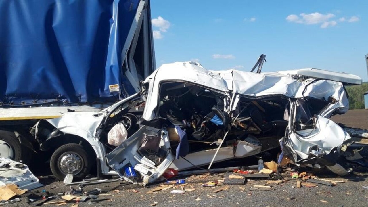 V Rusku sa zrazili minibus a dve nákladné autá. Zahynulo najmenej 16 ľudí