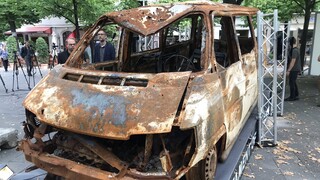 V Berlíne vystavili vrak auta z Buče. V ňom Rusi zabili štyri ženy, ktoré sa snažili utiecť