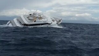 VIDEO: Pri brehoch Talianska sa potopila luxusná jachta dlhá štyridsať metrov