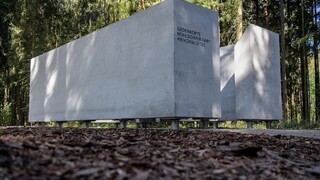 Pamätník v bývalom koncentračnom tábore popísali hákovými krížmi, prípad vyšetruje polícia