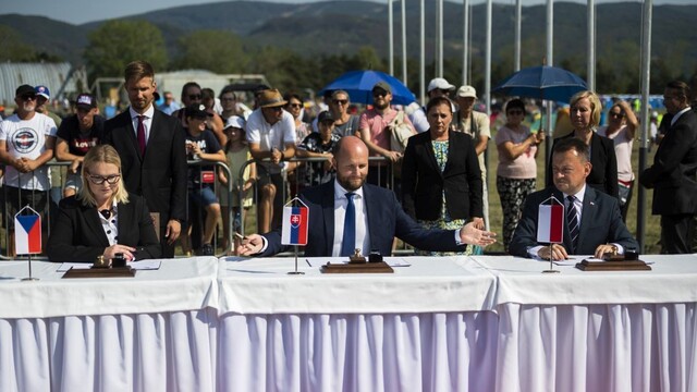 Slovensko a Česko uzavreli ďalšie spolupráce v oblasti obrany, rezorty chcú nakúpiť obrnené vozidlá