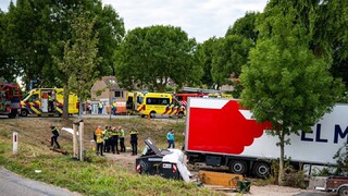 V Holandsku vrazilo nákladné auto do davu ľudí na oslave, šesť ich zahynulo