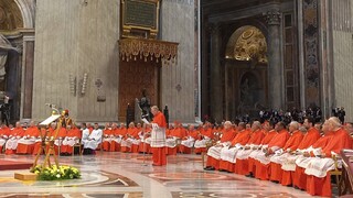 Vo Vatikáne sa s pápežom zišlo 200 kardinálov z celého sveta. Diskutujú najmä o reforme katolíckej cirkvi