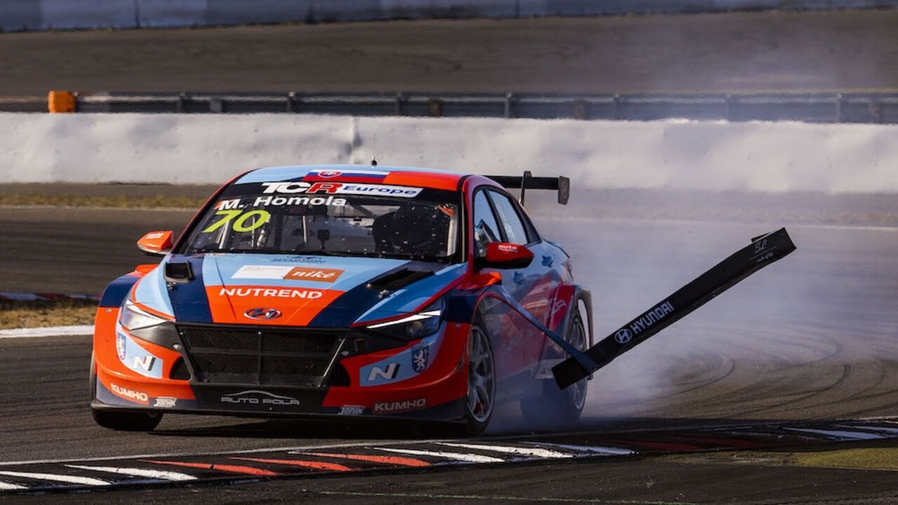 Maťo Homola preteky na Nürburgringu z dôvodu kolízie nedokončil