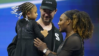 Serena Williamsová ešte nekončí. Úvodný zápas na poslednom turnaji v kariére zvládla pred vypredaným hľadiskom