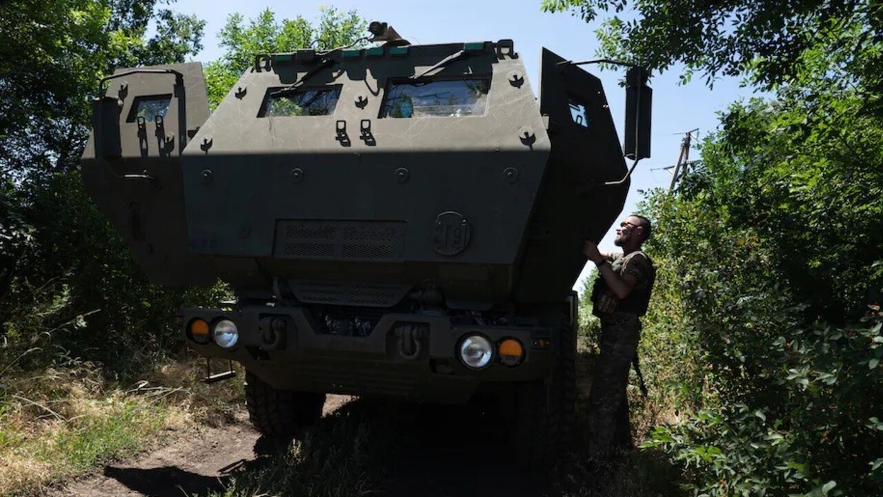 Ukrajina prekabátila Rusko. Využíva drevené atrapy systému HIMARS, na ktoré okupanti plytvajú raketami Kalibr