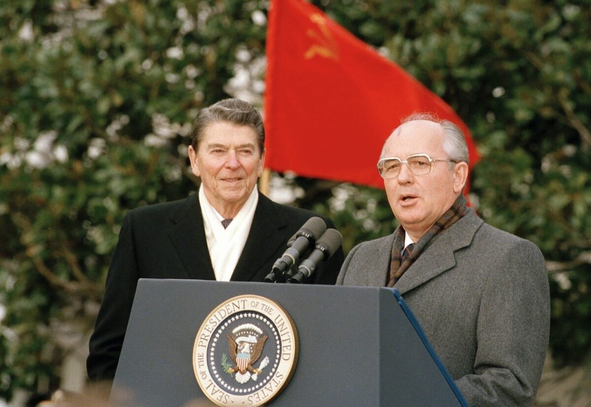 Sovietsky vodca Michail Gorbačov a americký prezident Ronald Reagan vo Washingtone v roku 1987.