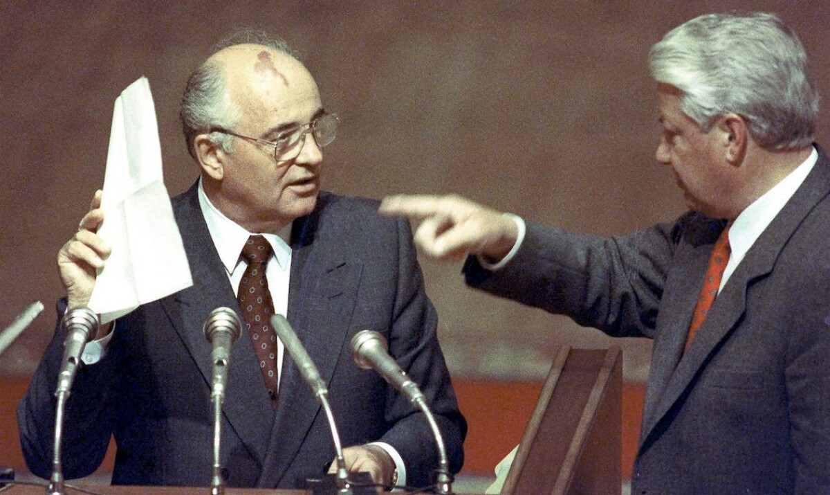 Sovietsky prezident Michail Gorbačov drží poznámky, ktoré mu dal ruský prezident Boris Jeľcin počas mimoriadneho zasadnutia parlamentu Ruskej federácie v Moskve v roku 1991.
