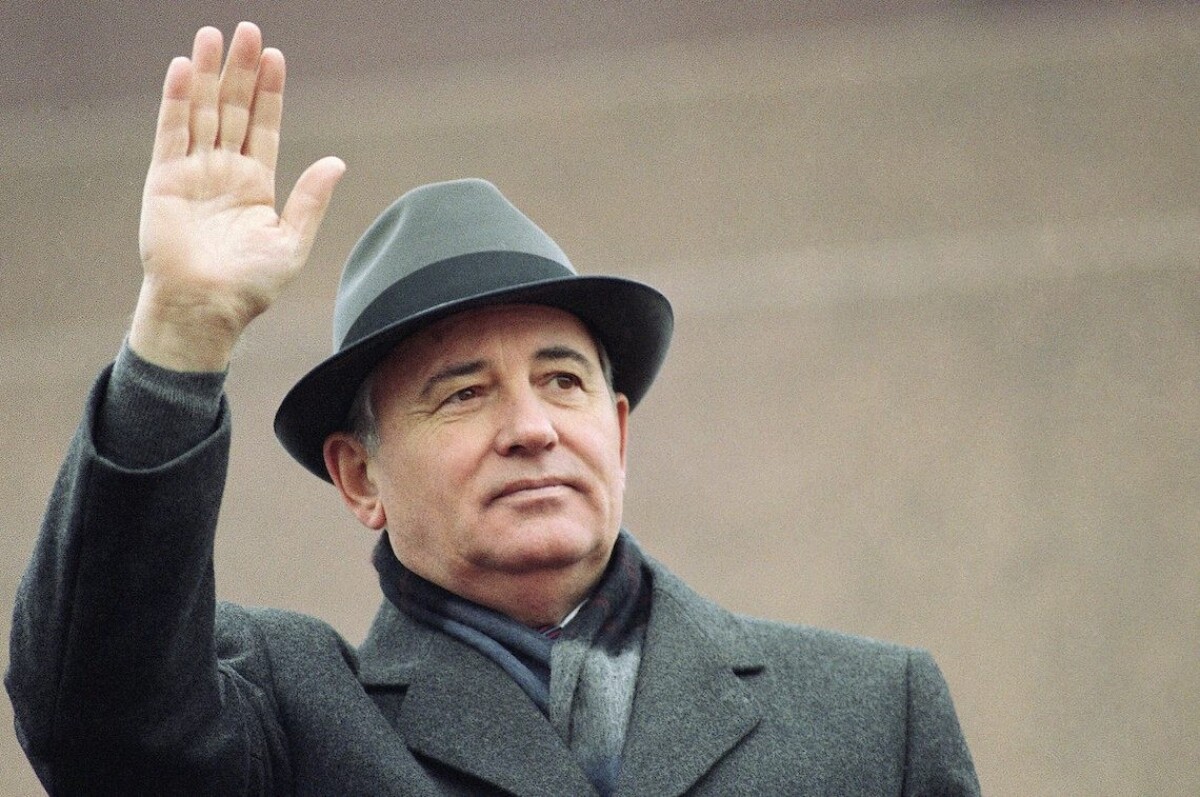 Sovietsky prezident Michail Gorbačov máva z tribúny Červeného námestia počas osláv Dňa revolúcie v Moskve v roku 1989.