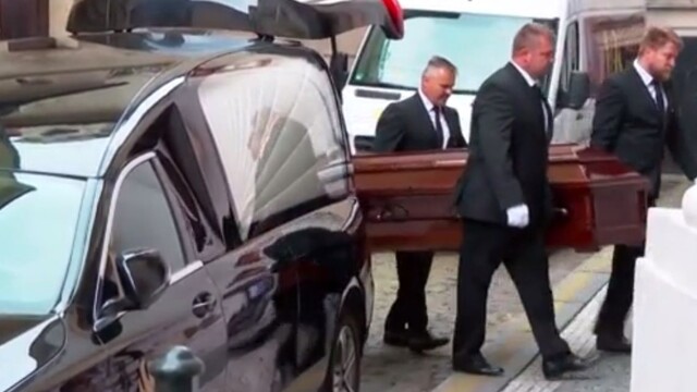 FOTO: Posledná rozlúčka so Zagorovou: Smútiaci spievajú jej hity, fotografie nepovolili