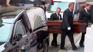 FOTO: Posledná rozlúčka so Zagorovou: Smútiaci spievajú jej hity, fotografie nepovolili