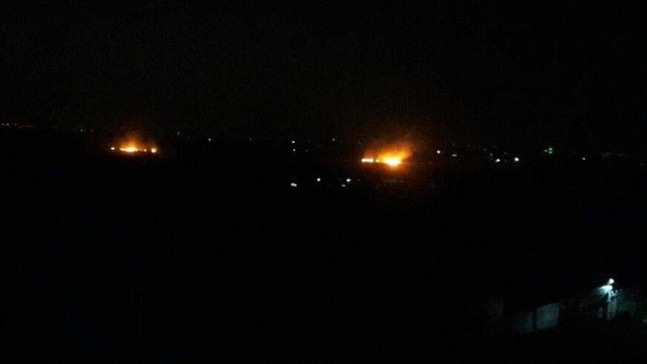 Izrael podnikol raketový útok na letisko v Sýrii, cielil na iránske sklady