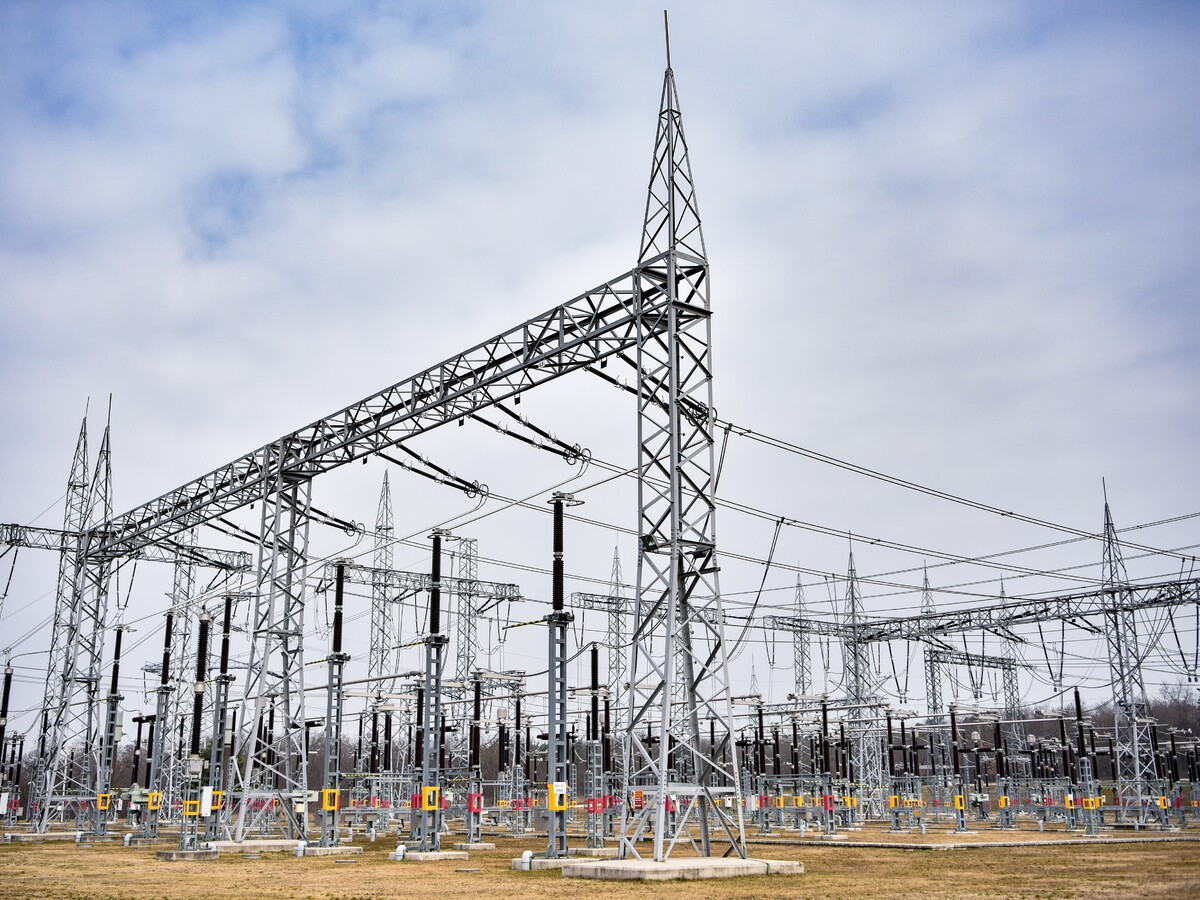 Európska komisia pracuje na núdzových opatreniach v súvislosti elektrinou. Zvažuje zavedenie cenového stropu