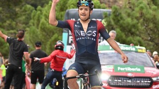 Carapaz vyhral 12. etapu Vuelta a Espaňa, Evenepoel napriek pádu lídrom