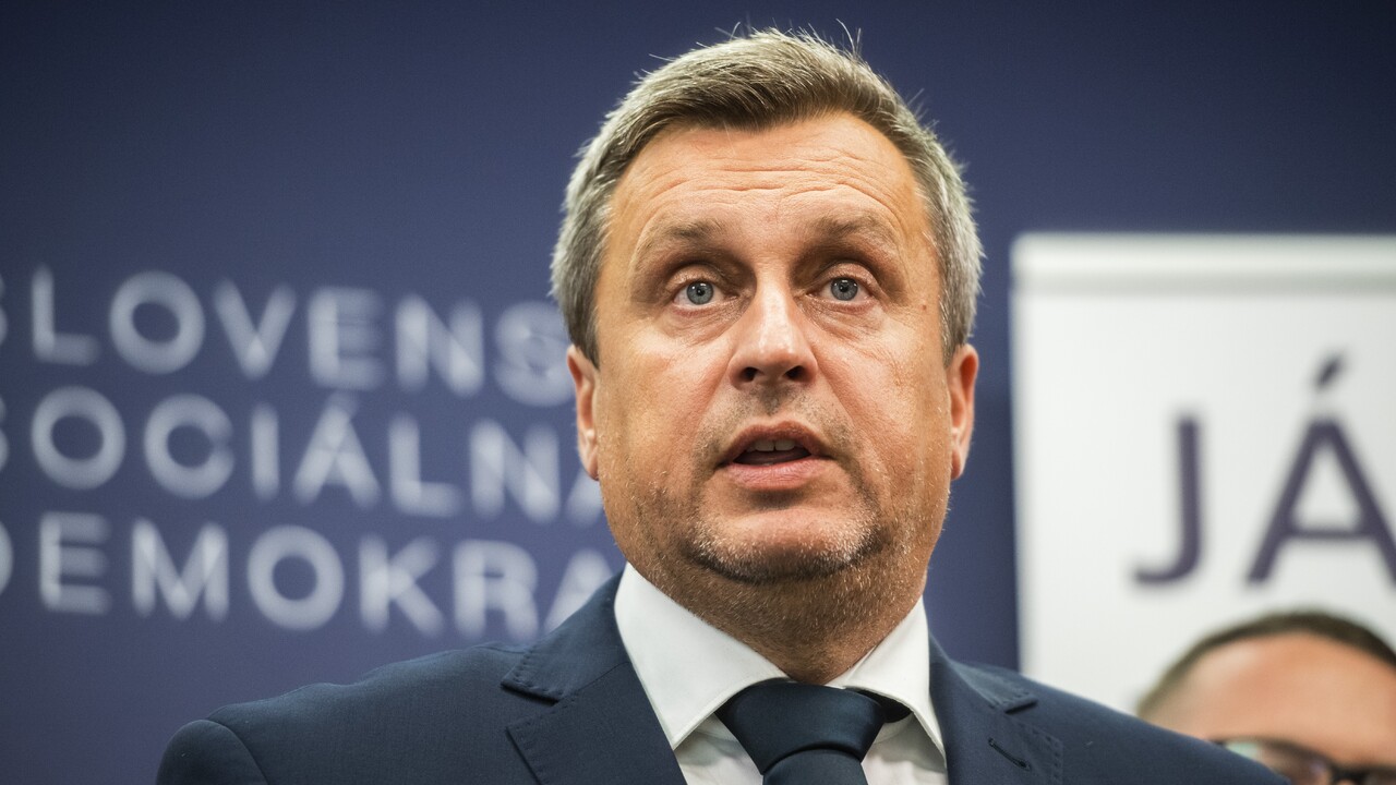 Heger nie je schopný žiadnych rozhodnutí, tvrdí SNS. Strana vyzýva premiéra na demisiu