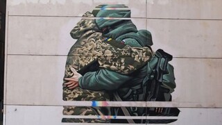 Austrálsky umelec po kritike prerobí svoju maľbu. Objímajú sa na nej ruský a ukrajinský vojak