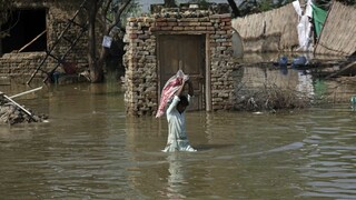 V Pakistane kvôli dažďom prelomili hrádzu jazera, chceli tak zabrániť ešte väčšej katastrofe